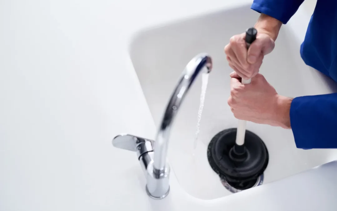 Dlaczego woda cofa się do brodzika, wanny lub zlewu? Przyczyny i co to oznacza w praktyce