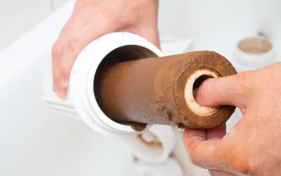 Zmiękczacz wody – czy warto montować w domu i kiedy ma to realny sens